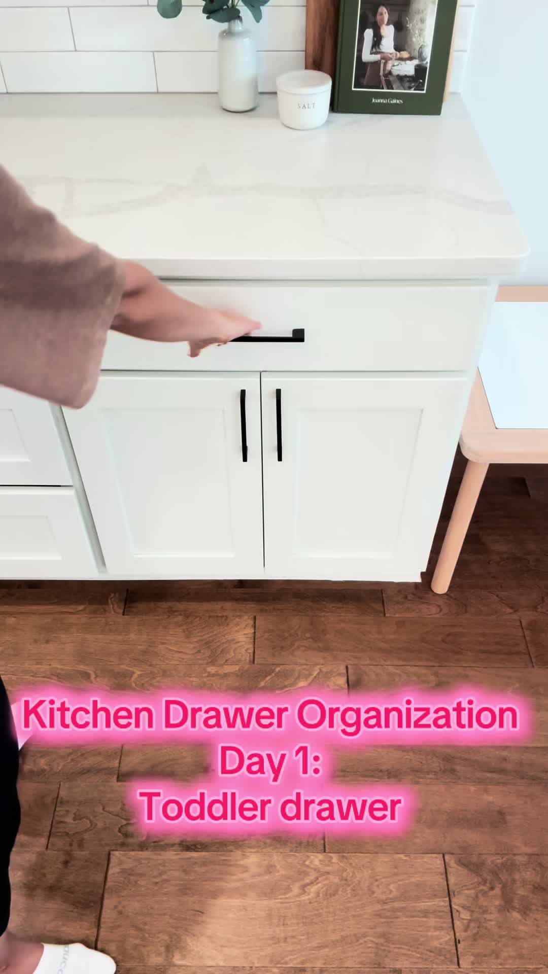 Follow me for 6 days of kitchen drawer organization! Day 1: