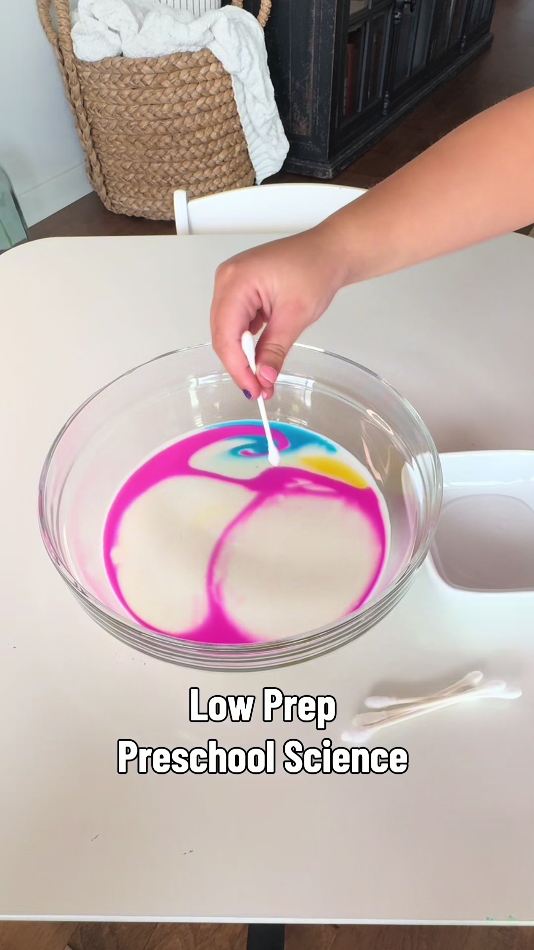 Low prep ✅ screen free ✅ household items ✅ try this easy at home activity with your toddler or preschooler! They will love this STEM activity!
