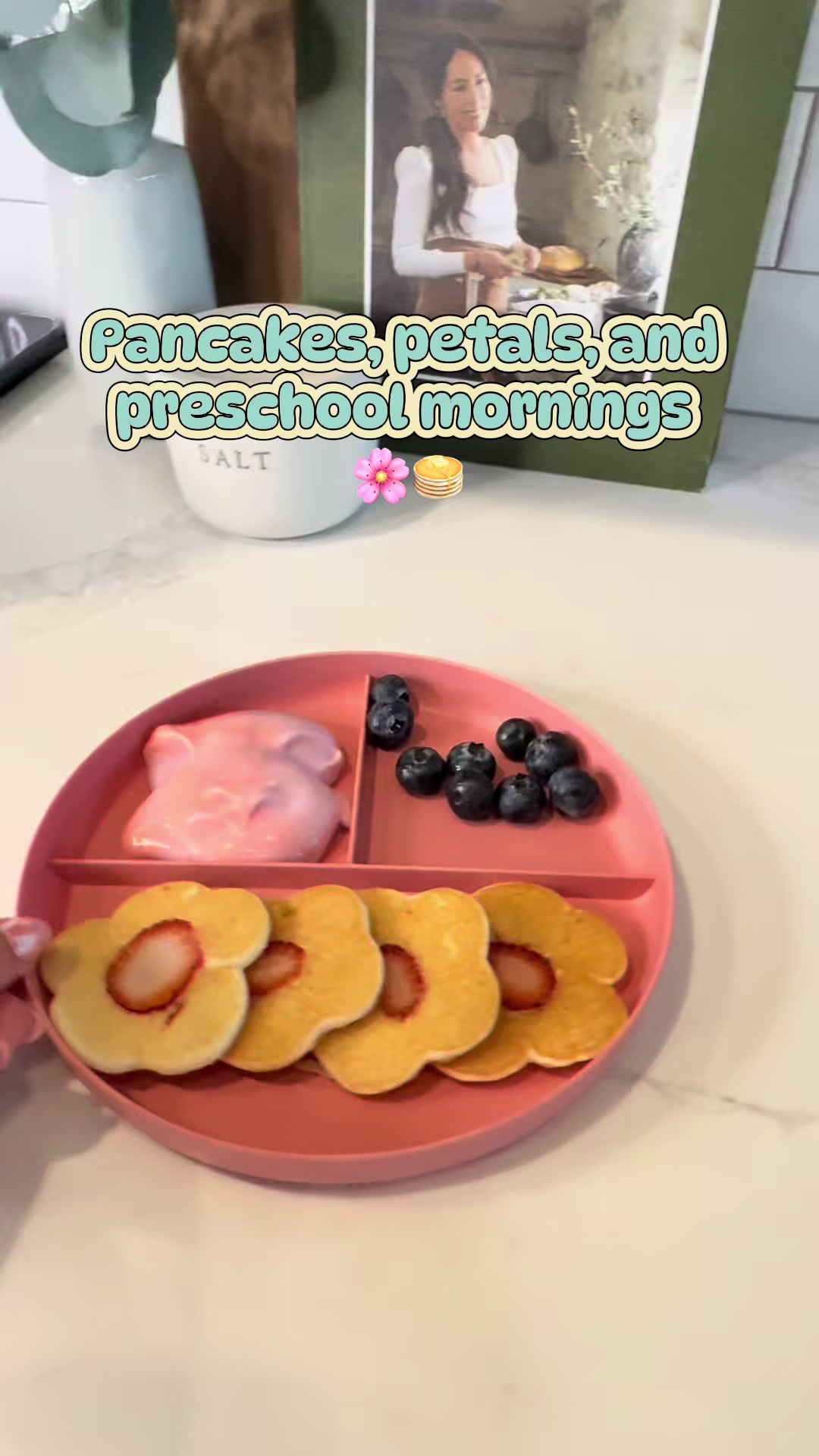 The sweetest flower shaped pancakes 🥞 😋 because Cute food = guaranteed preschooler approval 😌