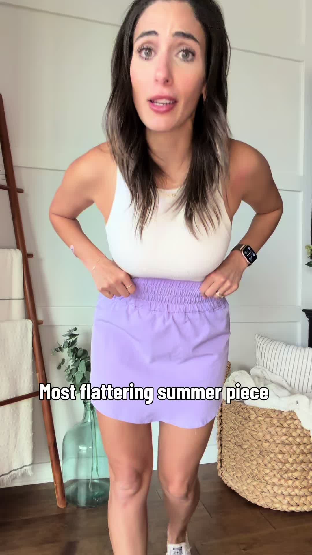 Okay moms… THIS is the athletic skort you’ve been searching for 👏 High waisted, super stretchy, built-in shorts, and somehow flattering without feeling tight. It smooths the tummy area, covers the mom pouch, and the length is actually perfect — not too short, not frumpy. I can wear this for errands, walks, pickleball, golf, or just chasing kids around all day 😅 Plus the pockets are a MUST. If you want comfy but still cute, this skort is it. 🤍