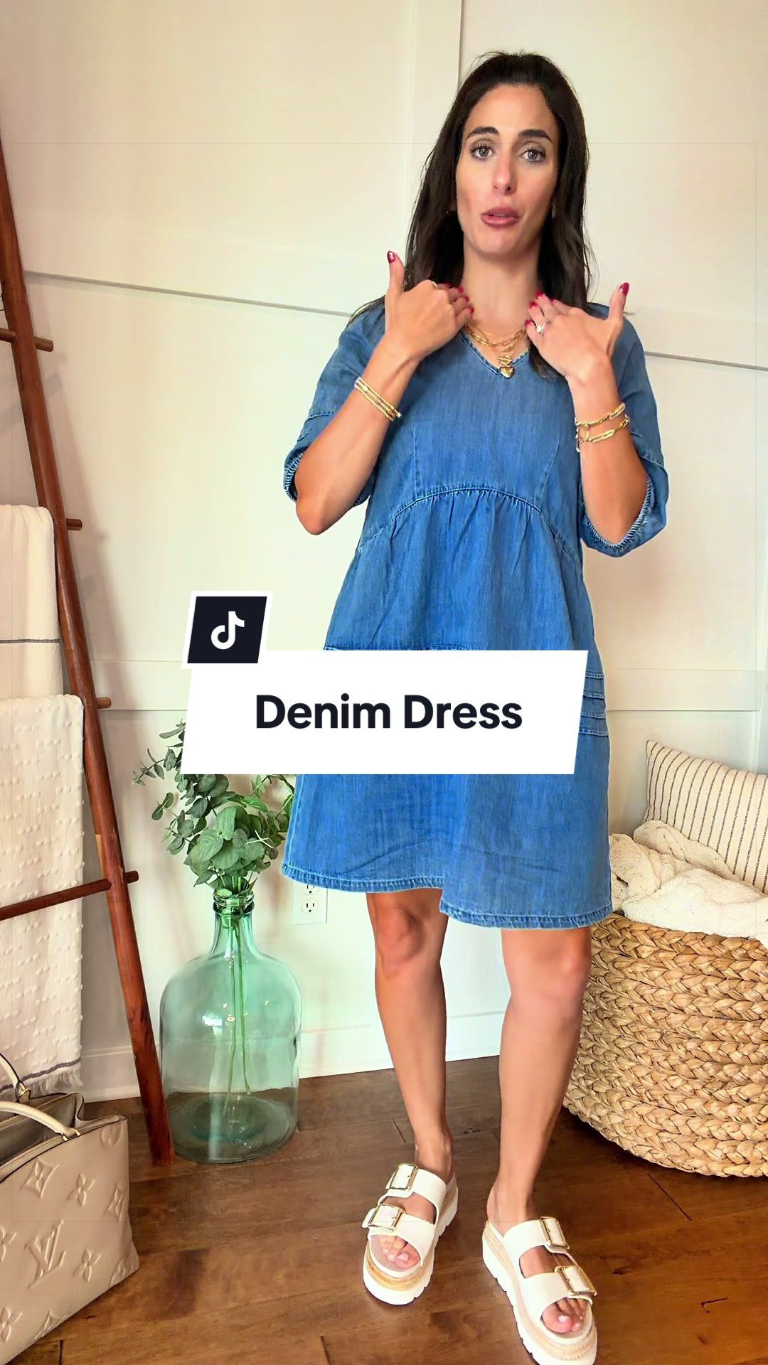 The perfect denim dress with sleeves and cute details!